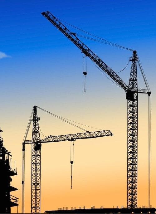 Башенные краны на закате — реальный объект строительства СТРОЙЖИЛПРОМ